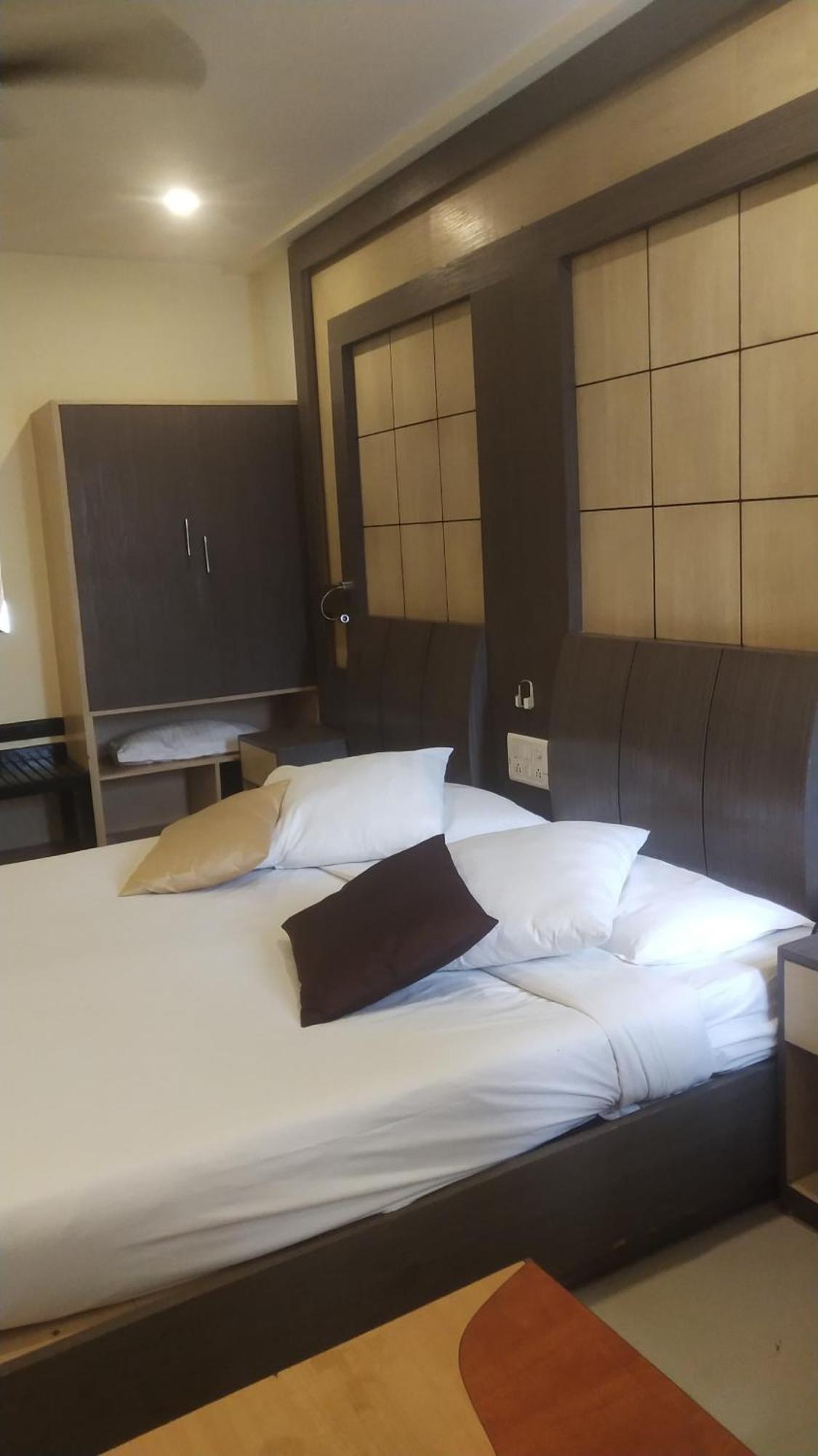 Hotel Rishi Regency Jabalpur Exterior photo